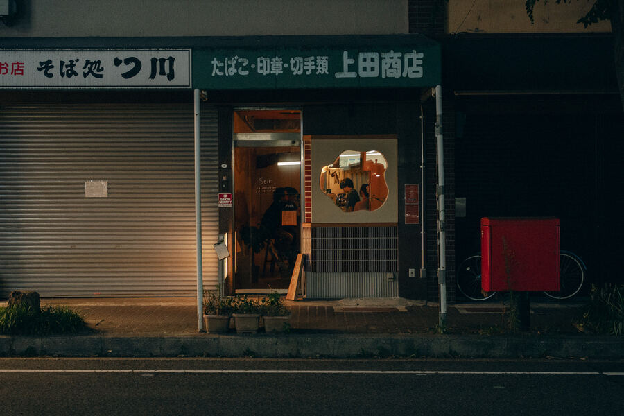 夜の商店の入口