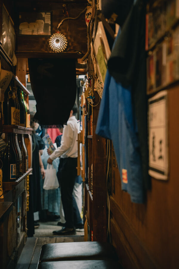 細い路地の奥の店